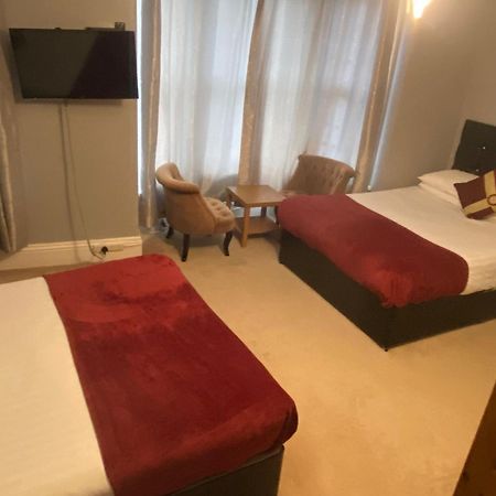 Diamonds Lodge Near York Hospital Room photo